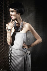 组图：张歆艺登杂志封面 复古风大玩红唇诱惑