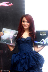 组图：张韶涵化身潘多拉公主 被俩半裸猛男抬起