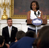 组图：奥巴马白宫宴请众球星 贝克汉姆赠送球衣