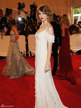 高清组图：纽约大都会庆典 斯威夫特白裙圣洁