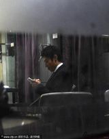 组图：撒贝宁休息室用餐玩自拍 发短信疑与章子怡传情