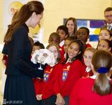 组图：凯特王妃慈善活动险走光 演绎玛丽莲时刻