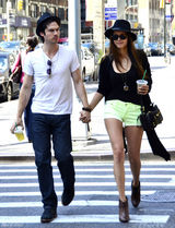 组图：《吸血鬼日记》情侣妮娜和伊恩甜蜜牵手