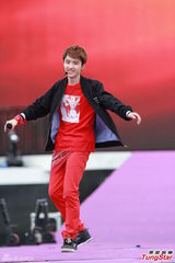 组图：香港巨蛋音乐节f(x)领衔冒台风献歌舞