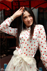 组图：张玉洁拍户外写真 清新浪漫享受自然美