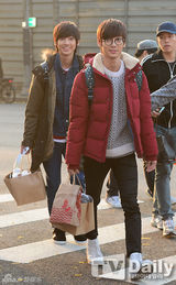 组图：众韩爱豆自信赴高考 SJ河智苑应援