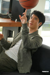 组图：王力宏代言名表秀转球绝活 拍广告展多元才华