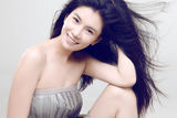 组图：王笛香肩微露温婉妩媚