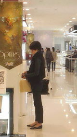 组图：马伊琍独自逛街表情落寞网友称血拼减压