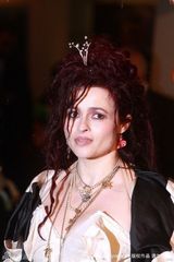 幻灯图：《爱丽丝》英国首映 海瑟薇秀雪白凝肌