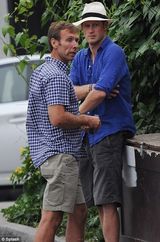 组图：哈里王子裸照门后现身 低调躲在公园