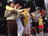 组图：田亮全家亲子游 森碟摸蟒蛇显女汉子本色