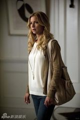 组图：《复仇》四人组登杂志 艾米丽风情万种