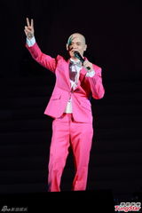 组图：侧田个唱弄哭女友 大方摘帽露光头