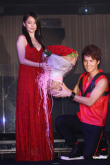 组图：吴克群发新专辑 单膝下跪示爱徐若瑄