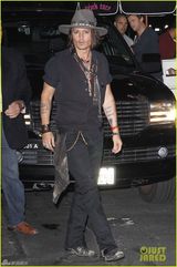 高清图：强尼-德普派对化身摇滚型男气场十足