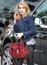 高清组图：艾玛-罗伯兹街拍深蓝色上衣搭配红包