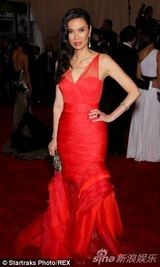 外媒曝邓文迪12岁青涩照 不见今日时尚气息(图)