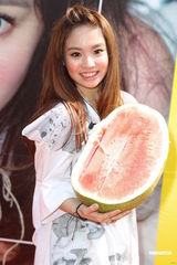 组图：陈芳语首辑庆功签唱 自曝狂爱贺军翔