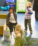 组图：朱莉抱希洛为万圣节扫货 孩子军团乐融融