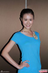 组图：港姐佳丽首度泳衣亮相 水上展傲人身姿