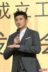 组图：吴奇隆轻松当老板 赚钱不耽误拍戏