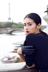 组图：颖儿红唇魅影气场足 巴黎街拍身姿曼妙