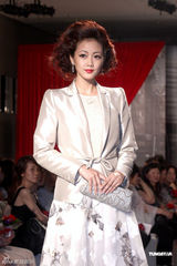 组图：林志玲透视装现身妩媚性感 看众名模走秀