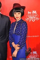 组图：范冰冰复古装亮相活动 和男老外行贴面礼