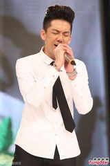 组图：宝弟献唱亡父高凌风歌曲数度哽咽