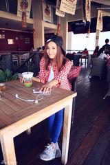 组图：王智曝旅行生活照 漫步异国街头笑脸灿烂