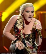 组图：钱婆Ke$ha金裙闪耀自摸下体 被半裸男托举