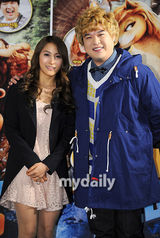 组图：SJ神童与Kara朴奎利为影片配音 出席宣传活动