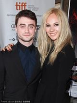 组图：《犄角》首映 哈利波特丹尼尔人气爆棚