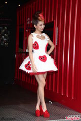 组图：郭书瑶红白短裙亮相 大露胸器秀性感