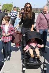 组图：贝嫂抱女出街爱子护驾 哈珀挖鼻吮指呆萌