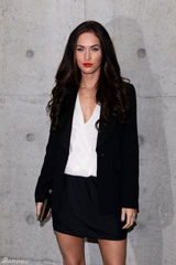 组图：梅根同丈夫现身米兰时装周 黑衣红唇冷艳