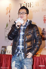 组图：九把刀参加台北书展办新书签售会