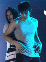 组图：柳岩与泰版《浪漫满屋》Mike贴身热舞