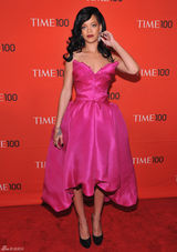 高清图：蕾哈娜玫红色宫廷式抹胸礼服性感亮相