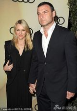 组图：娜奥米夫妇恩爱现身派对 Maggie Q造型酷