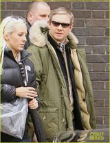 组图：卷福现身《夏洛克》片场标志风衣引围观