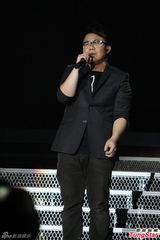 组图：萧敬腾上海开唱雨神未发威 被何韵诗调侃