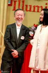 高清图：周迅化身月亮女神 求教诺贝尔奖得主高锟