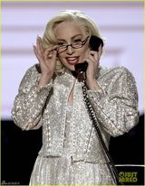 组图：GAGA表演联手黑人男星大玩电话性骚扰