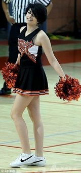 组图：杰克逊女儿变啦啦队员 舞花球高抬腿抢镜