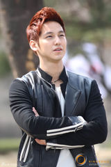 高清组图：《那年冬天》片场 金汎(金范)春光下夺目