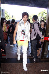 飞轮海化身列车长 带海外粉丝体验铁道之旅(图)