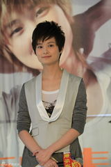 高清图：李宇春获中国邮政青睐 签售明信片遭围堵