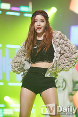 组图：神话新曲夺冠吻奖杯 SHINee钟铉银发回归